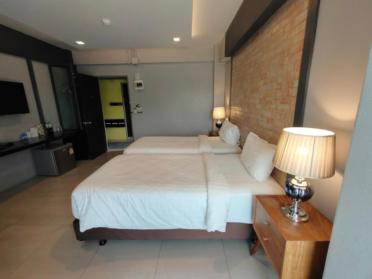 Qoo Hotel Бурирам Экстерьер фото