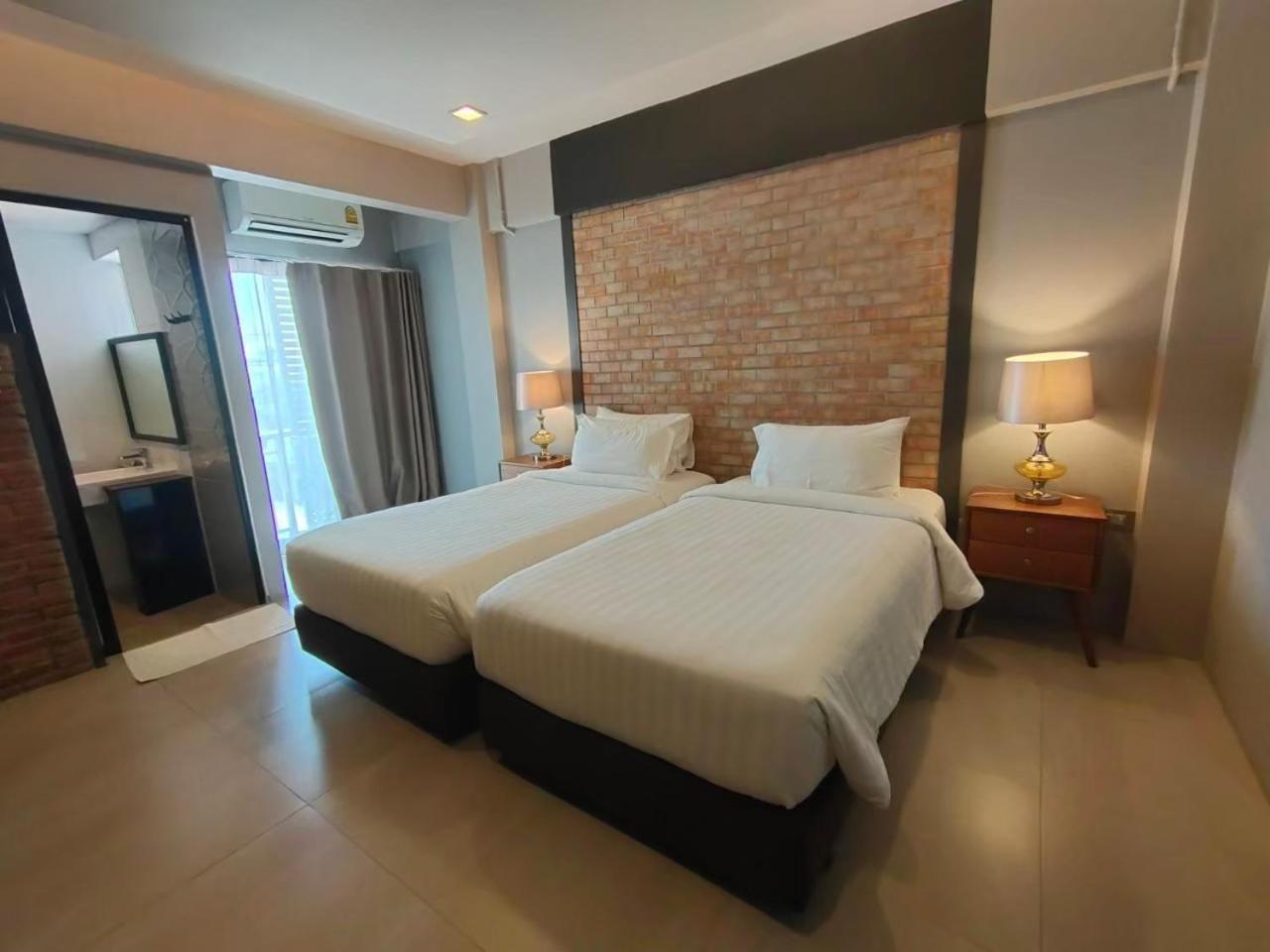 Qoo Hotel Бурирам Экстерьер фото