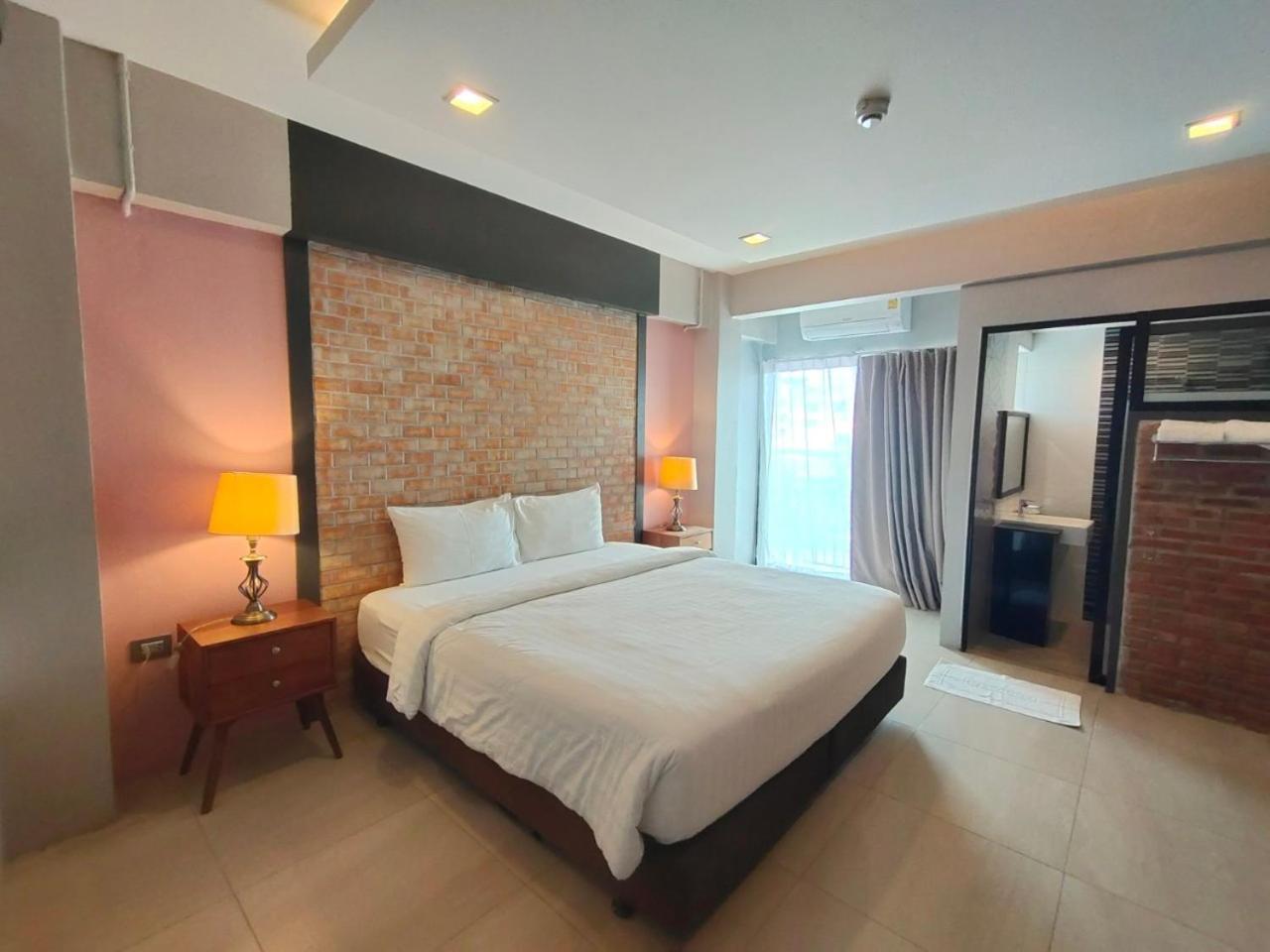Qoo Hotel Бурирам Экстерьер фото