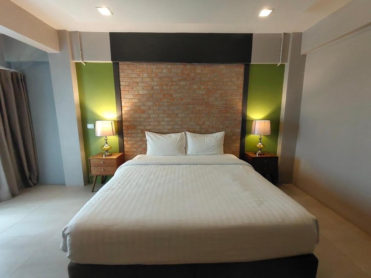 Qoo Hotel Бурирам Экстерьер фото