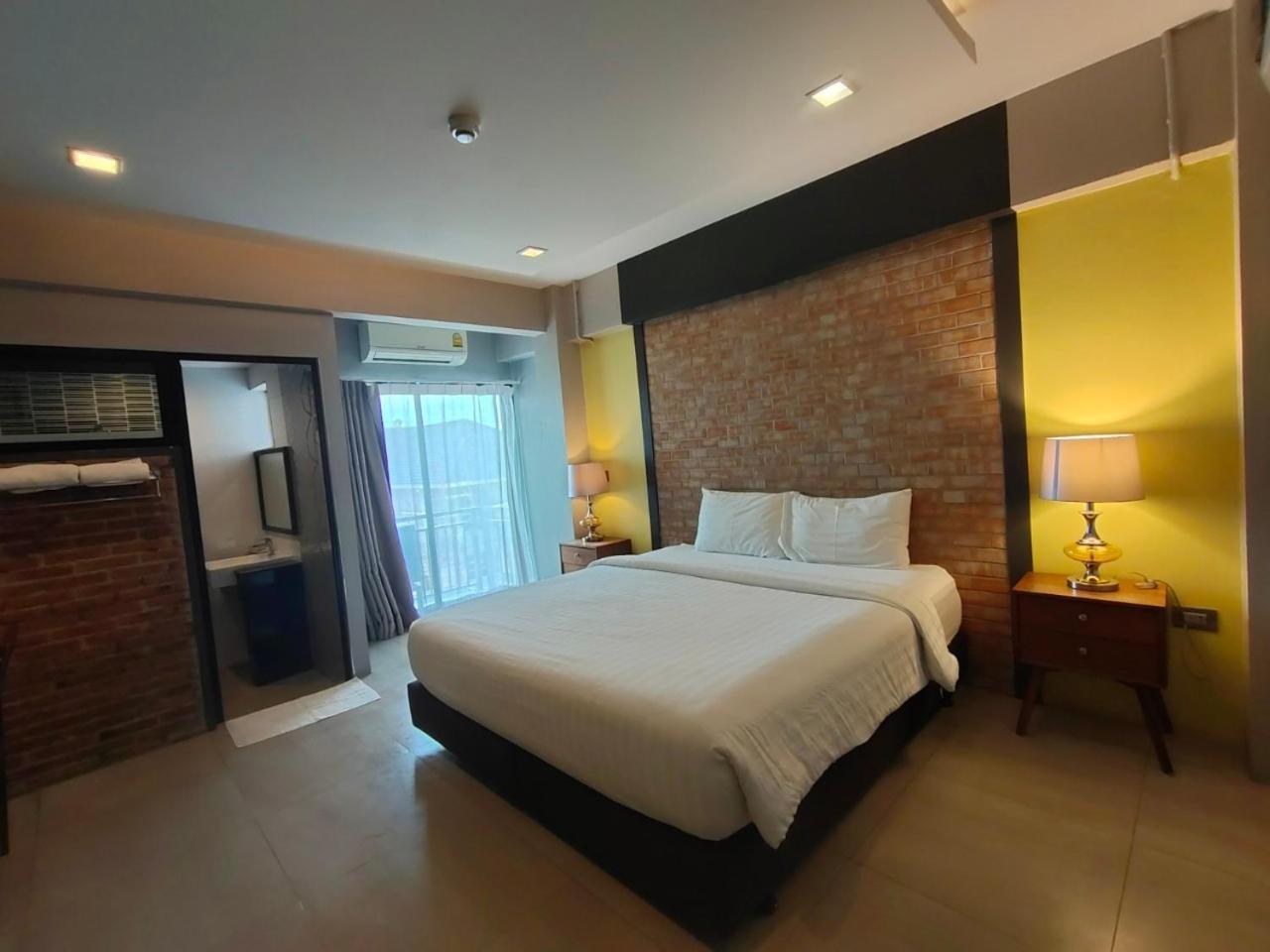 Qoo Hotel Бурирам Экстерьер фото