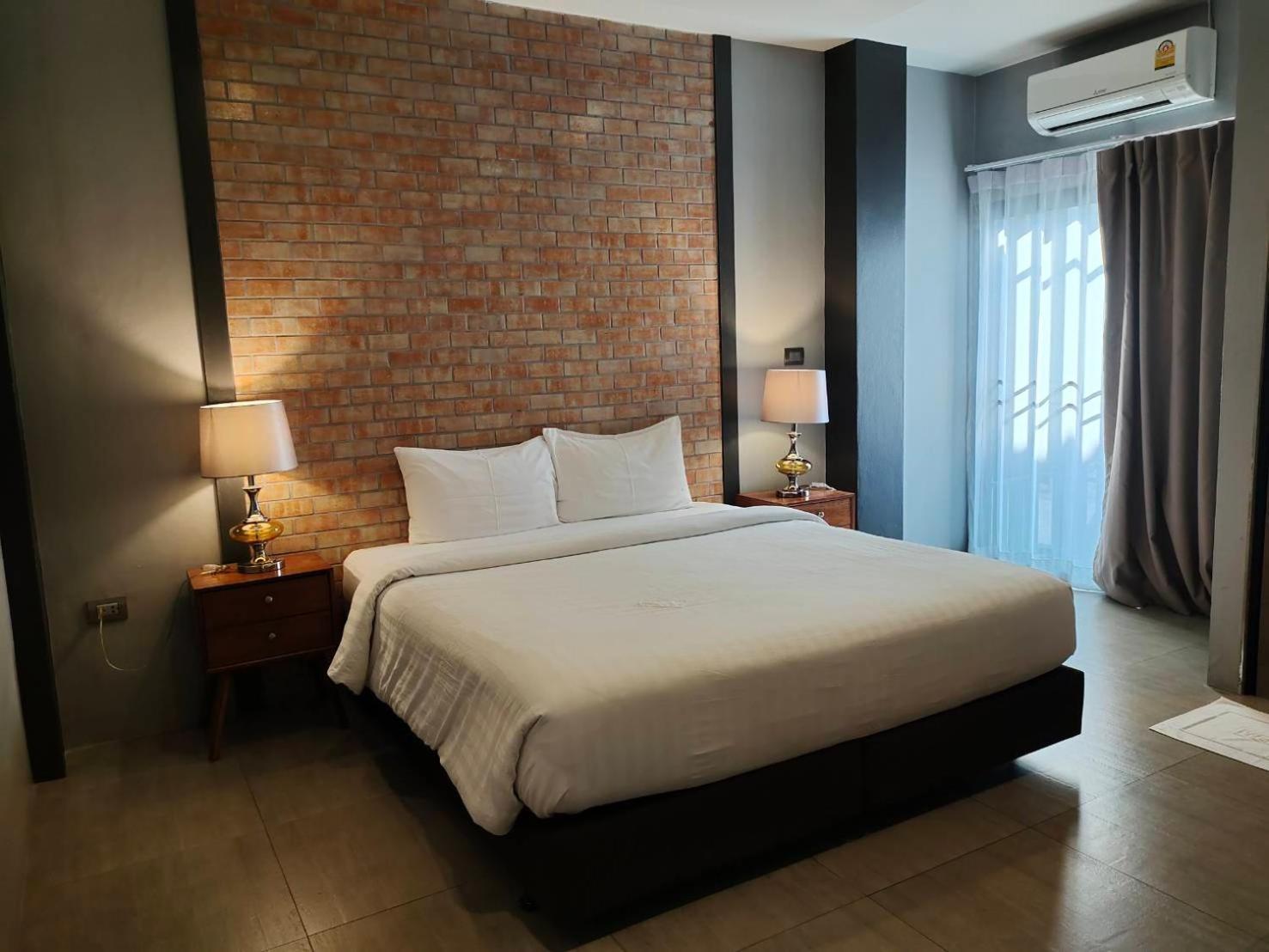 Qoo Hotel Бурирам Экстерьер фото