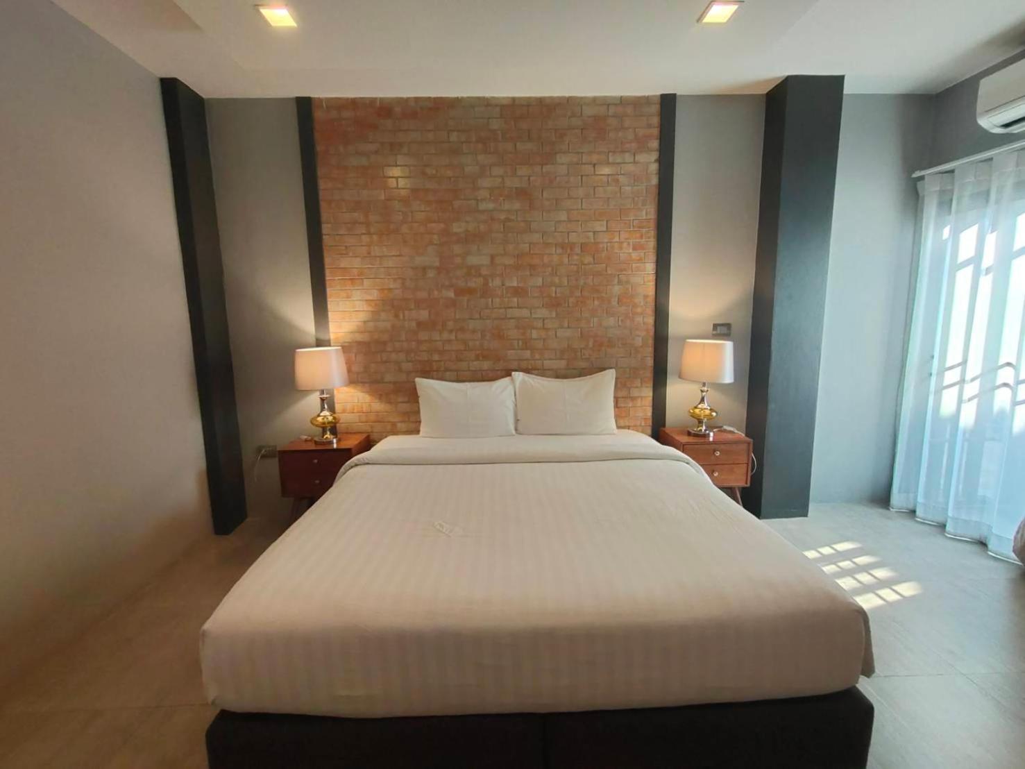 Qoo Hotel Бурирам Экстерьер фото
